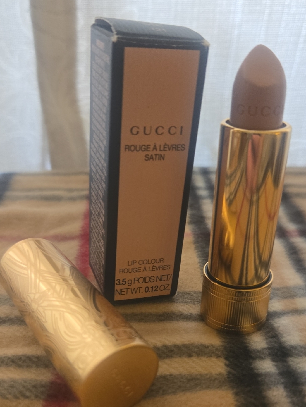121 ELENA SAND 121 Gucci Satin Lipstick in Nude Beige with Gold Tube